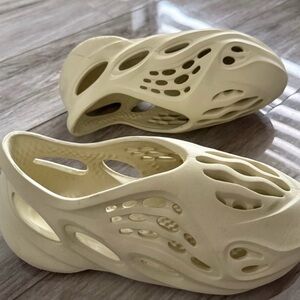 Adidas YEZZY FOAM RUNNERS  EXCELLENT CONDITION Cream Slip-On Clogs